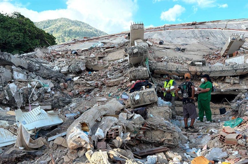 rescatistas_derrumbe_La_Guaira_sismos_Venezuela