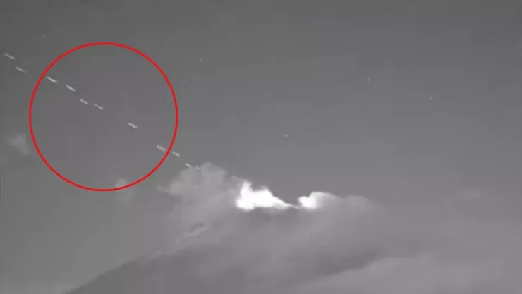 ¿Fueron ovnis? Extraños objetos salen del Popocatépetl en fila