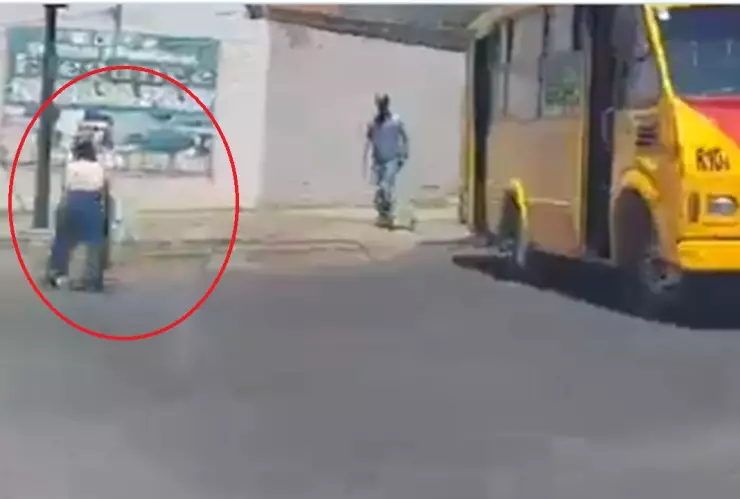 Dos choferes de la ruta 10 se agarran a golpes en plena calle de Puebla