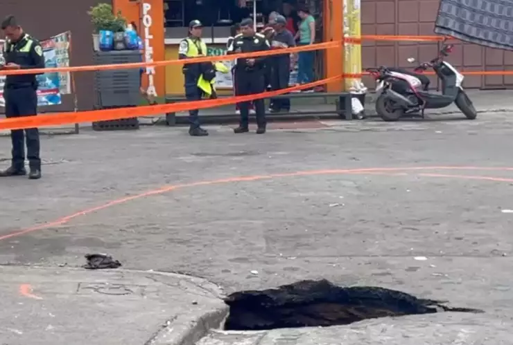¿Socavón o cueva? Hoyo de 12 metros de profundidad se forma en Iztapalapa