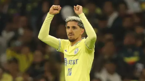 Diego Valdés celebra el gol ante Chivas