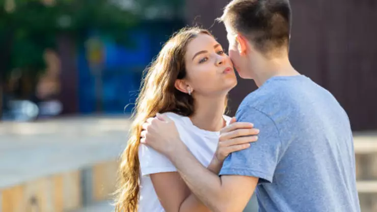 Besar con los ojos abiertos: ¿Qué dice de la personalidad de una persona?