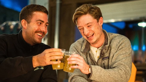 Hombres-se-sienten-atraídos-por-otros-hombres-cuando-beben-alcohol-estudio (1).jpg