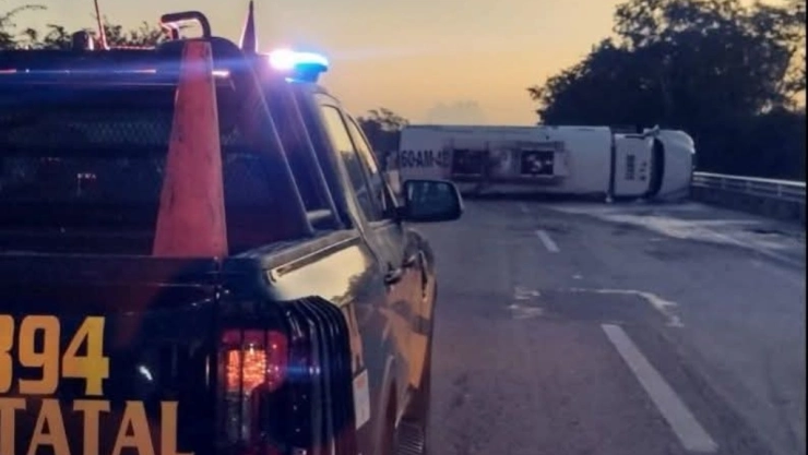 Pipa de diésel VUELCA sobre la Valladolid-Cancún y riega 15 mil litros de combustible sobre la carretera; SSP en alerta