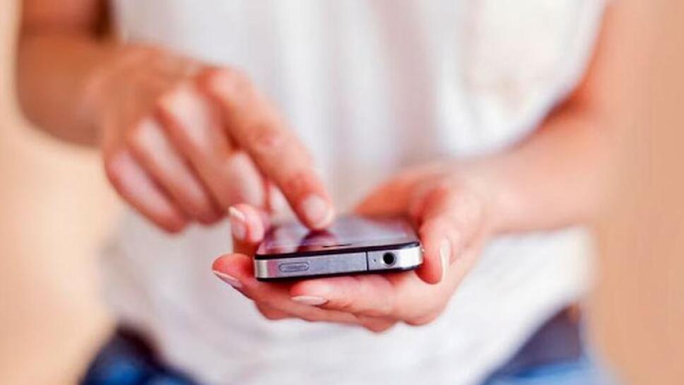 Mujer revisa celular de su pareja