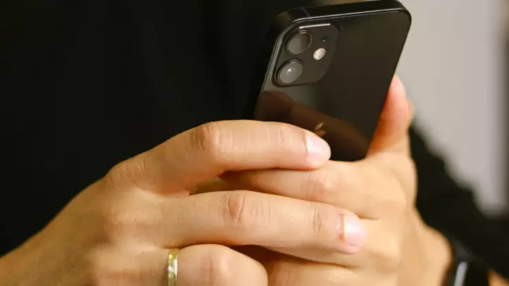 Le encuentra mensajes con otra a su esposo y LO ENFRENTA frente a todos: Video Viral