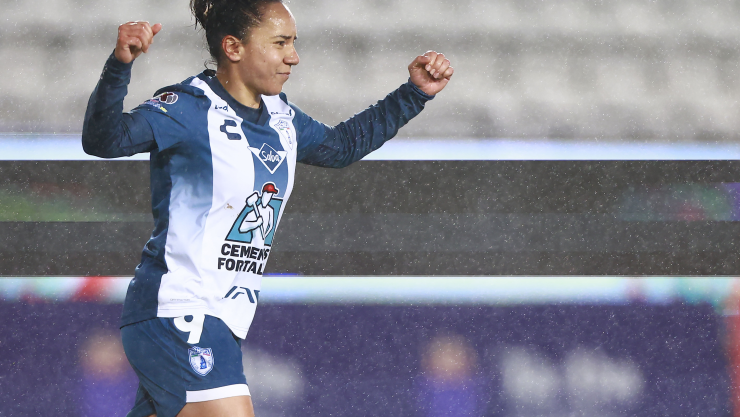 Charlyn Corral festeja gol con Pachuca