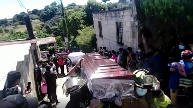 Bomberos encuentran familia muerta en el incendio de una casa