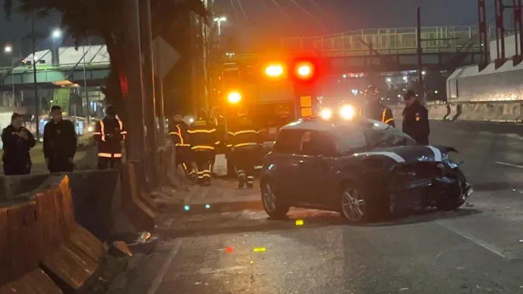 CDMX: Mujer vuelca su Mini Cooper tras un cerrón en la Calzada Ignacio Zaragoza