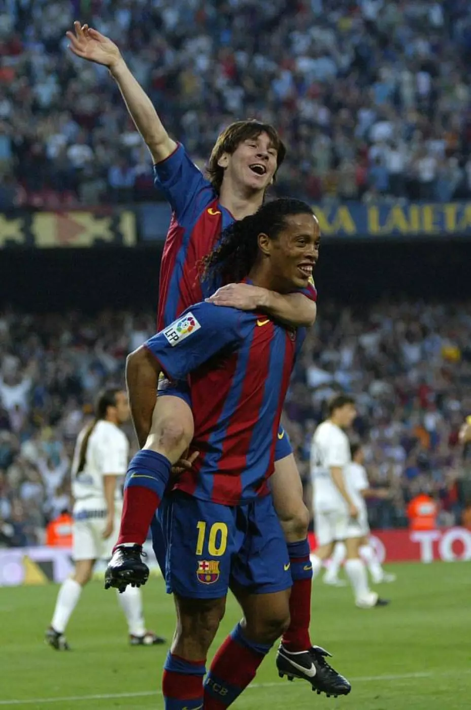 Ronaldinho con Lionel Messi en hombros.jpg