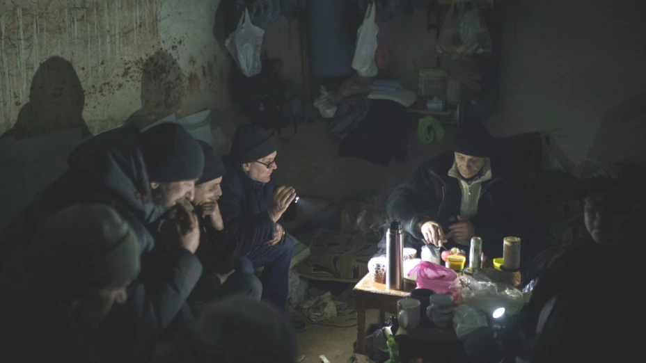 Personas en un sótano utilizado como refugio antibombas en Kiev, Ucrania.