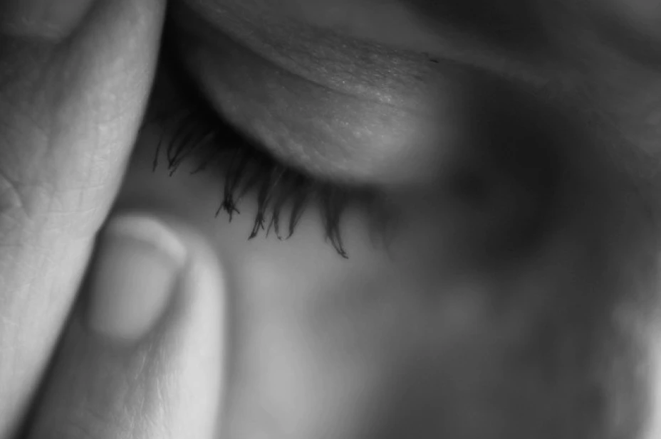 El consumo de alcohol, tabaco, estrés y ansiedad; ciertos olores o perfumes; ruidos fuertes o luces brillantes, entre otros, pueden desencadenar un dolor de cabeza agudo