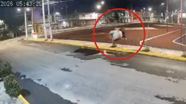 VIDEO captan a sujeto robando un tinaco de agua de un deportivo en Edomex