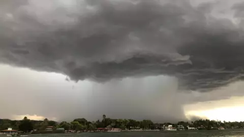 Aguacero en Lago Colina
