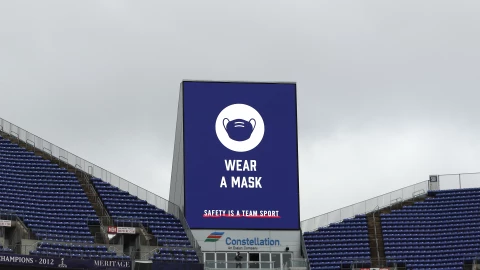 Un marcador dice ‘Use una máscara’ mientras los Pittsburgh Steelers juegan contra los Baltimore Ravens en el M&T Bank Stadium el 1 de noviembre de 2020 en Baltimore, Maryland.