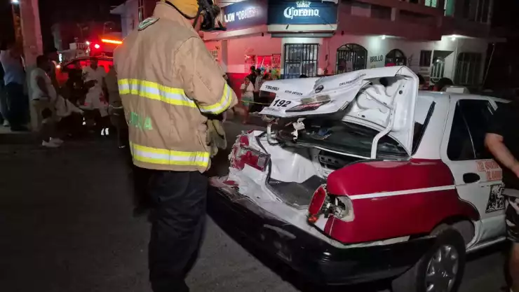 Camión sin frenos choca con varios autos en Chilpancingo