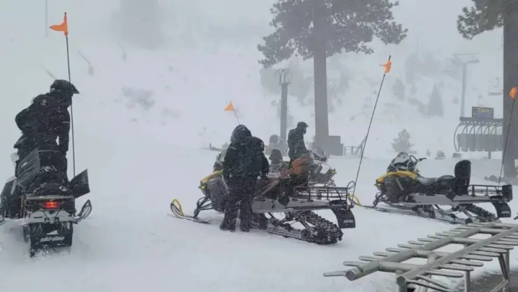 Reportan un muerto por avalancha en centro para esquiar en California