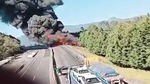 Pipa explotó tras aparatoso accidente en autopista Xalapa- Perote y colapsa la circulación| VIDEO