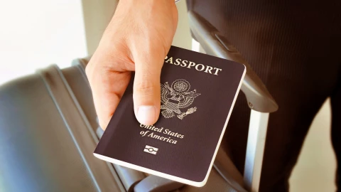 Un pasaporte estadounidense sobre una maleta