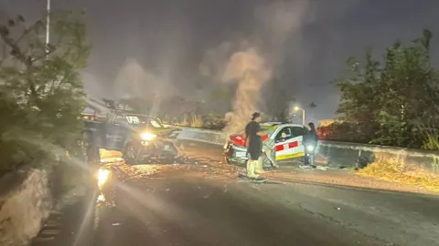 Taxi y camioneta colisionaron de frente en Nuevo Veracruz; autoridades cerraron la vialidad