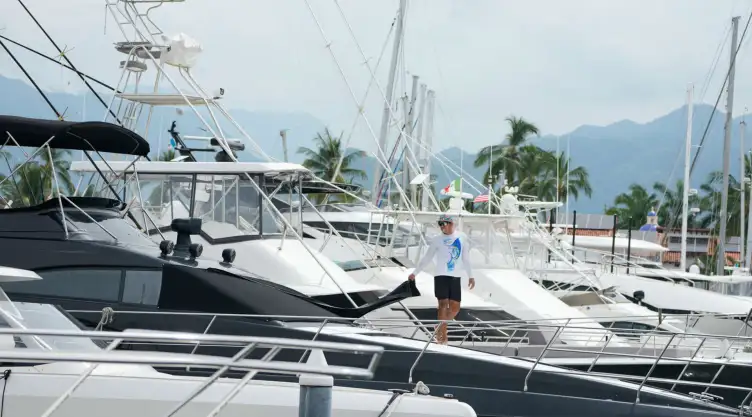 Preparativos en Puerto Vallarta ante llegada del huracán Simón.