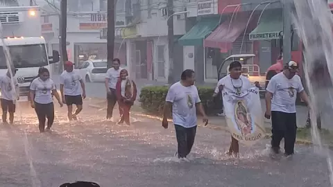 VIRAL_ Antorchistas guadalupanos cumplen promesa pese a FUERTES LLUVIAS de frente frío 14.