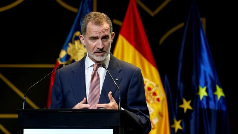 Rey Felipe VI es recibido con lodo en la cara al visitar zonas inundadas