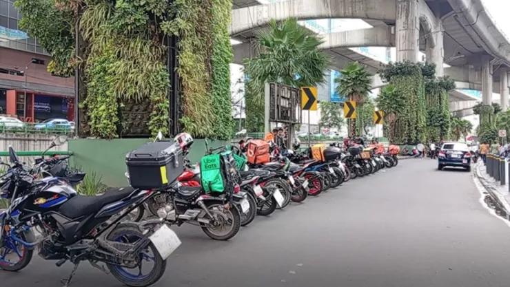 Trabajadores de aplicación con motos protestando en las calles de la CDMX