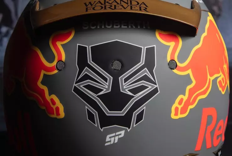 Casco de Checo Pérez de Pantera Negra.jpg