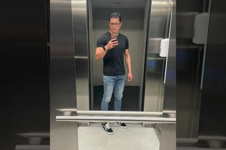 Uriel foto en el espejo.jpg