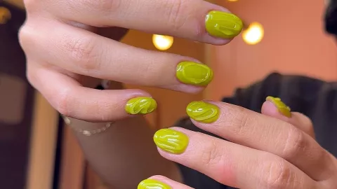 Las uñas vere wasabi aportan luminosidad a las pieles apiñonadas