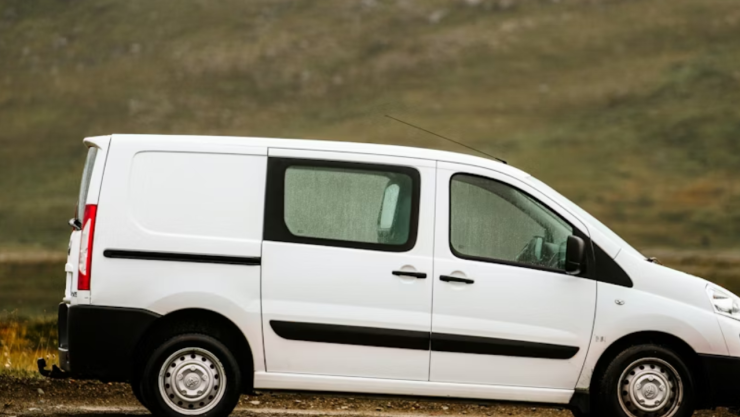 Niño vivió encerrado en una furgoneta desde 2024 y así lo encontraron