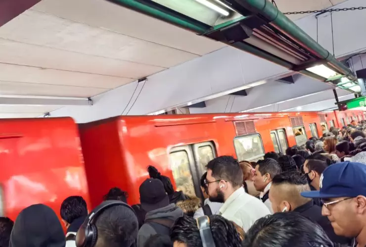 Metro CDMX y Metrobús con retrasos y aglomeraciones