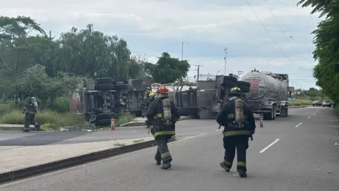 tráfico por accidente de pipa en avenida de la luz y prolongación bernardo quintana.jpg