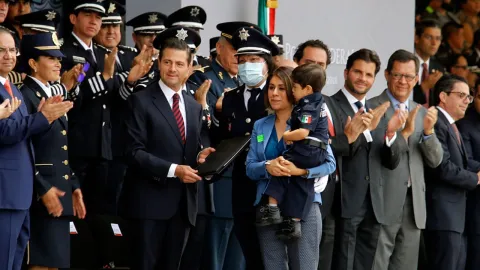 Iván Morales Corrales recibió el Mérito Policial de Primera Clase y después las escrituras de una casa