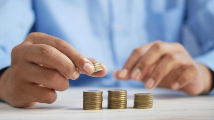 Persona contando monedas.