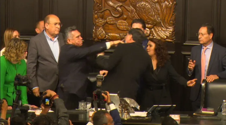 VIDEO: ¡Se arma la campal! Alito Moreno y Fernández Noroña se agarran a golpes en plena sesión