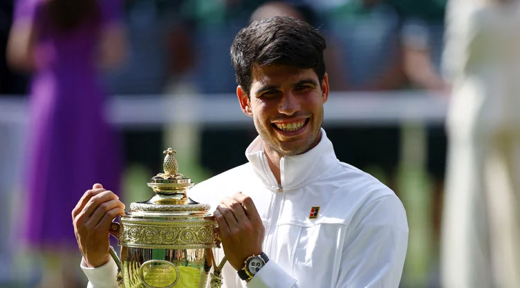 Carlos Alcaraz con el trofeo de Wimbledon