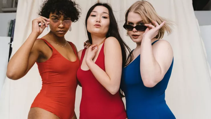 Los colores de traje de baño que lucen mejor en pieles apiñonadas