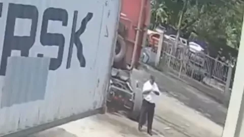 VIDEO IMPACTANTE: Un hombre distraído con su celular es aplastado por un tráiler que se estaba estacionando 