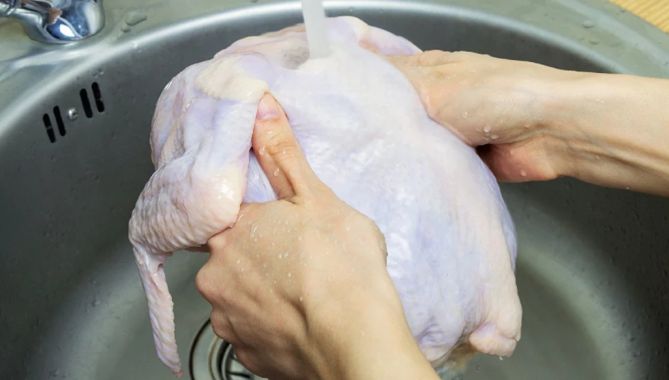 Te decimos si es bueno lavar el pollo crudo antes de cocinarlo.