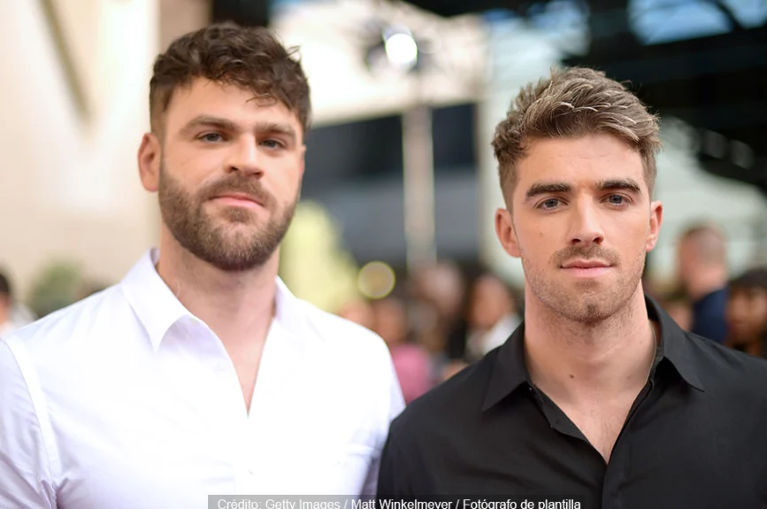 Alex Pall y Andrew Taggert de The Chainsmokers durante la red carpet.