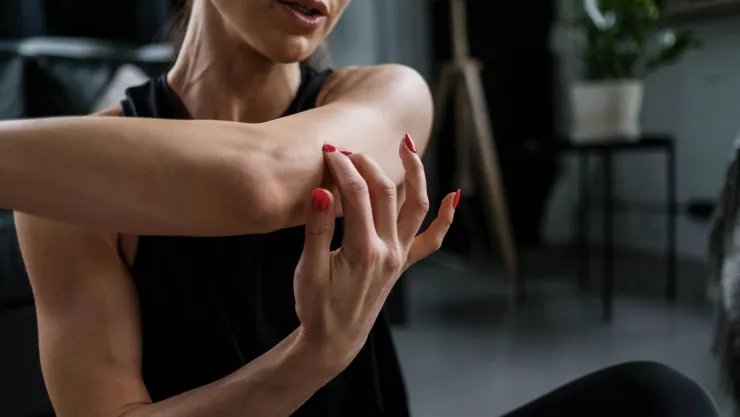 Cómo tonificar brazos sin salir de casa: ¡Usa un palo de escoba!