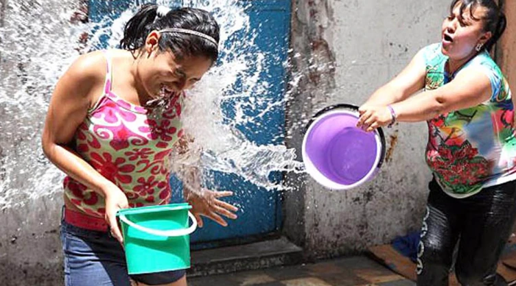 La tradición de Semana Santa de arrojar agua durante el Sábado de Gloria puede generarte una multa en CDMX y otros estados