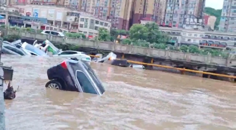 Inundaciones en China: Lluvias extremas arrastran autos, dejan muertos y ciudades bajo alerta (VIDEO)