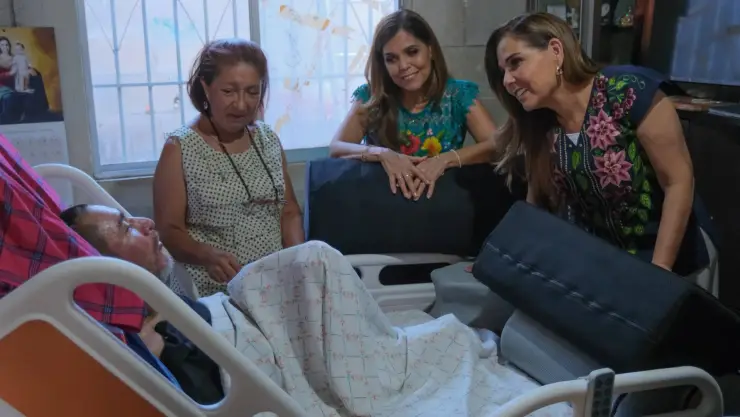 Entregan equipo médico a un paciente con lesión medular cervical en Chetumal