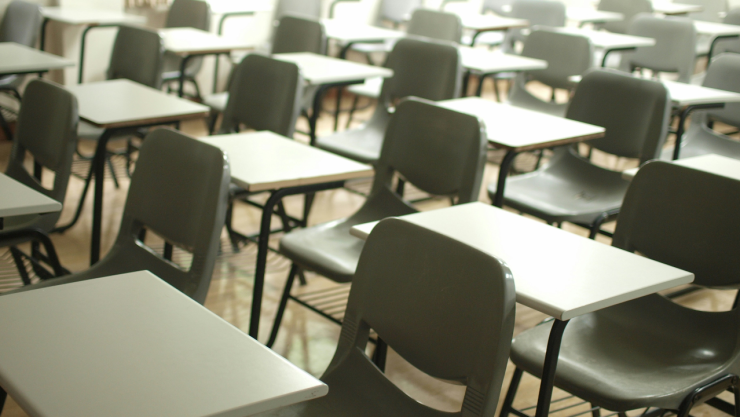 Maestro en Veracruz encierra a sus alumnos en salón sin ventilación por no entregarle la tarea