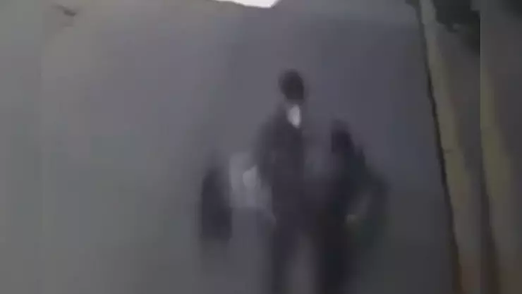 Hombre patea a joven con autismo