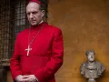 “Conclave”, dirigida por Edward Berger, lleva al espectador al interior de una de las instituciones más poderosas y misteriosas del mundo: la Iglesia Católica. La película se centra en el proceso del cónclave para elegir un nuevo Papa, un evento lleno de intriga y poder.
Crédito: Diamond Films
