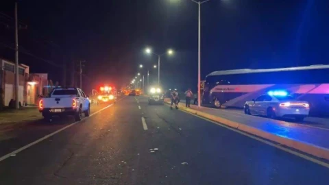 Asaltan autobus en carretera.